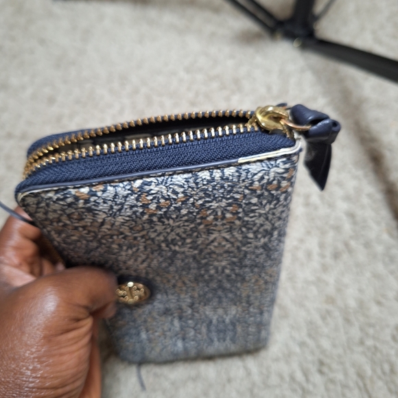 Tory Burch Blue and White Floral Wallet - Picture 5 of 8